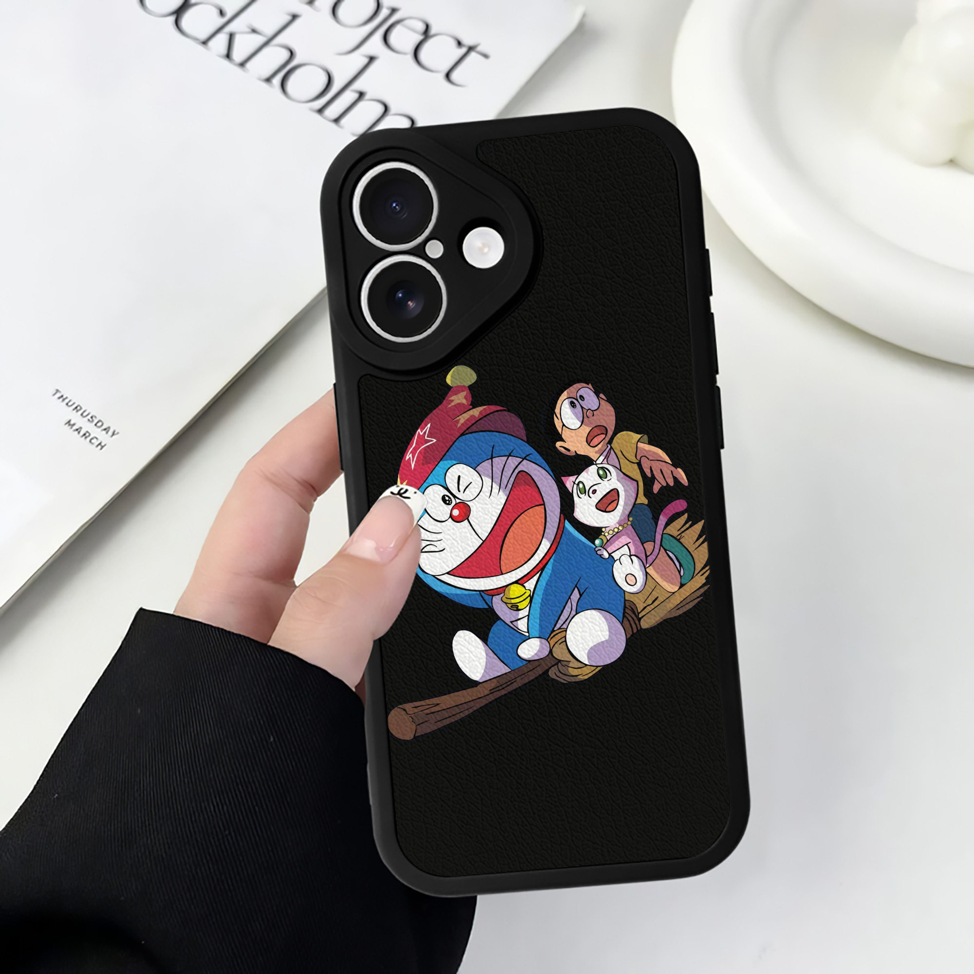 （画像用） ドラえもん Doraemon 【iPhone 16シリーズ対応】シリコンスマホケース（レザー調） 材質：シリコン